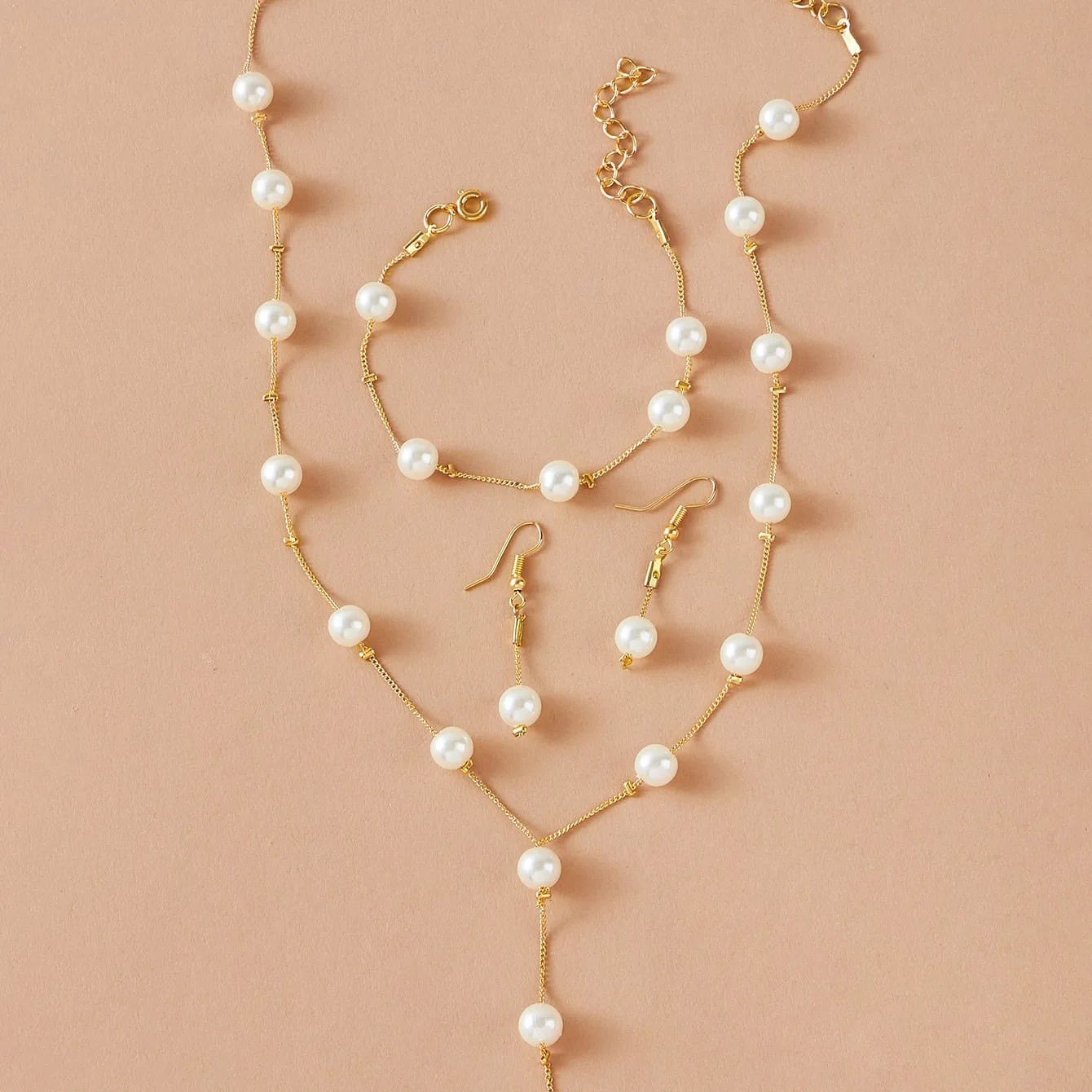 A Fashionable, Sweet, Elegant Pearl, Simple and Refined Necklace, Earrings and Bracelet Set