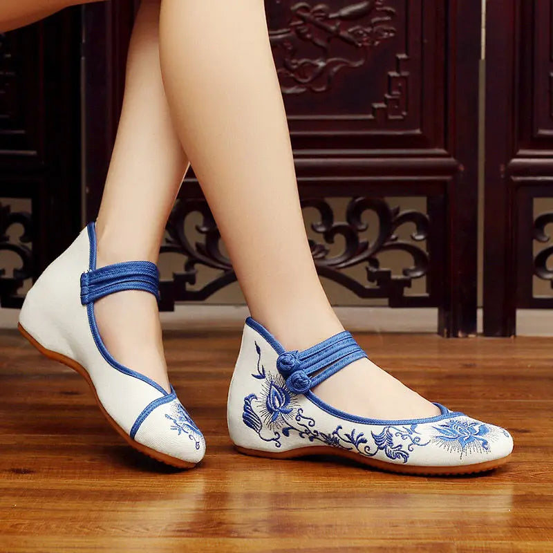 Spring Autumn Old Beijing Embroidered Shoes Women Retro Ethnic Hanfu Chinese Style Cloth Shoes Square Dance Lona Elegant Woman