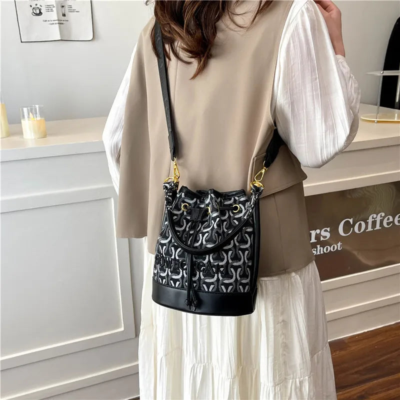 2025 New! Stylish Houndstooth Bucket Bag for Women. High-End Pleated Drawstring Design, Niche & Elegant Shoulder/Crossbody Bag